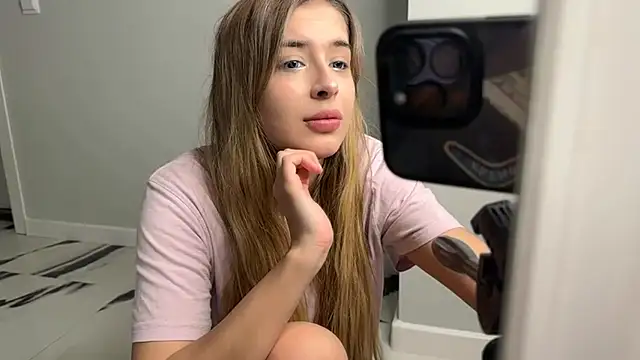 Snapshot of elisa_moon chatting on 02-06-25, 11:58 elisa moon online show from 02-06-25, 11:58