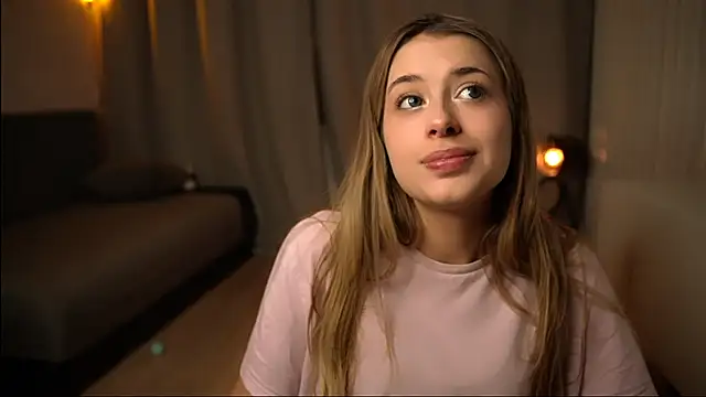 Snapshot of elisa_moon chatting on 12-21-24, 05:07 elisa moon online show from 12-21-24, 05:07