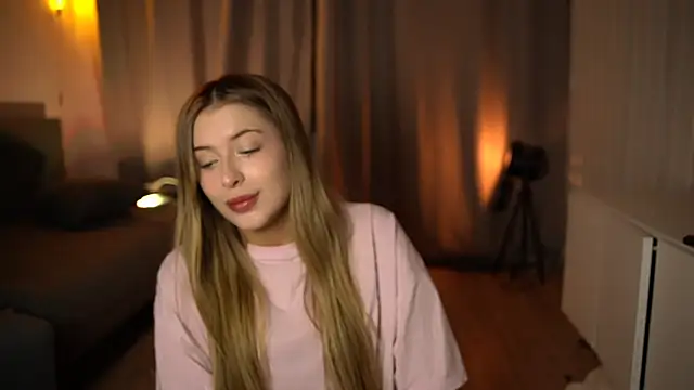 Snapshot of elisa_moon chatting on 12-05-24, 03:12 elisa moon online show from 12-05-24, 03:12