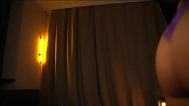 Snapshot of elisa_moon chatting on 12-21-24, 08:10 elisa moon online show from 12-21-24, 08:10