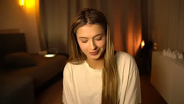 Snapshot of elisa_moon chatting on 12-13-24, 03:43 elisa moon online show from 12-13-24, 03:43