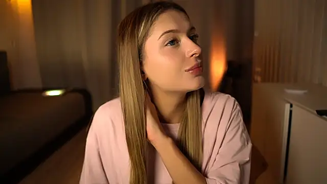 Snapshot of elisa_moon chatting on 12-08-24, 03:18 elisa moon online show from 12-08-24, 03:18