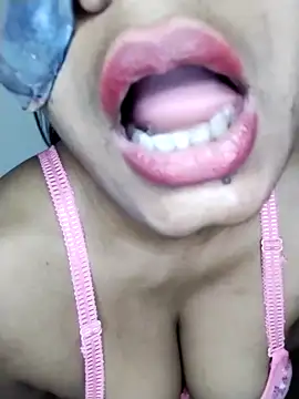 Snapshot of Zaraangle chatting on 10-10-25, 11:55 Zaraangle online show from 10-10-25, 11:55