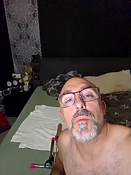 Snapshot of Crosss-23cm chatting on 10-19-25, 04:43 Crosss-23cm online show from 10-19-25, 04:43