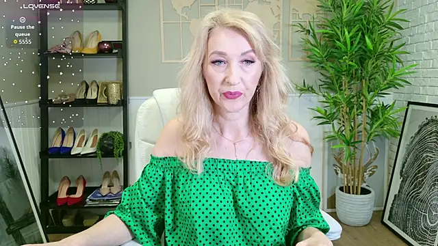 Snapshot of LadyLeea chatting on 06-04-26, 05:12 LadyLeea online show from 06-04-26, 05:12