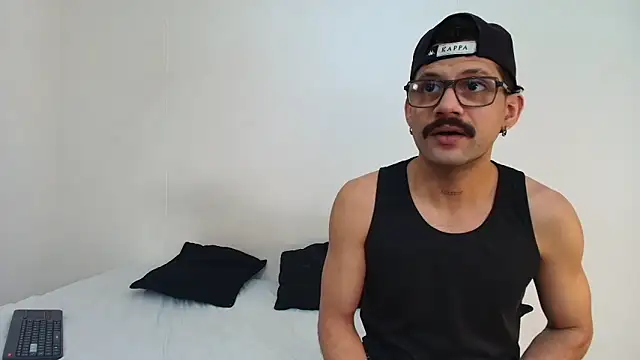 Snapshot of Benjamin_show chatting on 02-21-26, 04:53 Benjamin show online show from 02-21-26, 04:53