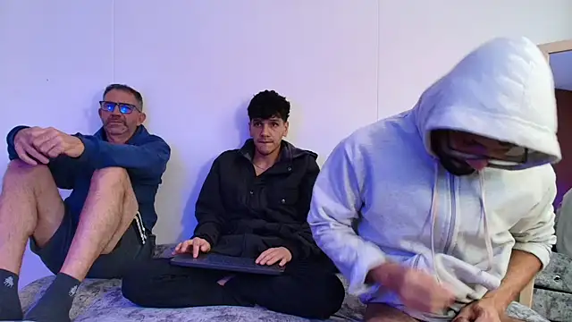 Snapshot of Benjamin_show chatting on 12-16-25, 02:21 Benjamin show online show from 12-16-25, 02:21