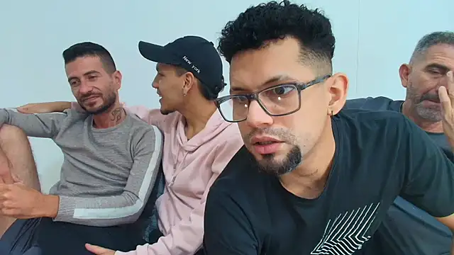 Snapshot of Benjamin_show chatting on 11-11-25, 04:02 Benjamin show online show from 11-11-25, 04:02