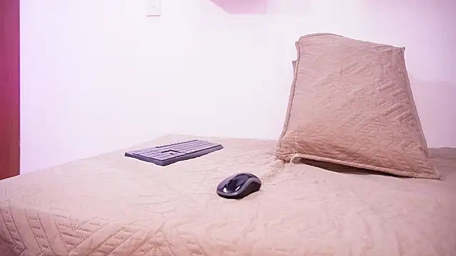 Snapshot of samantha_sw chatting on 09-18-25, 03:09 samantha sw online show from 09-18-25, 03:09