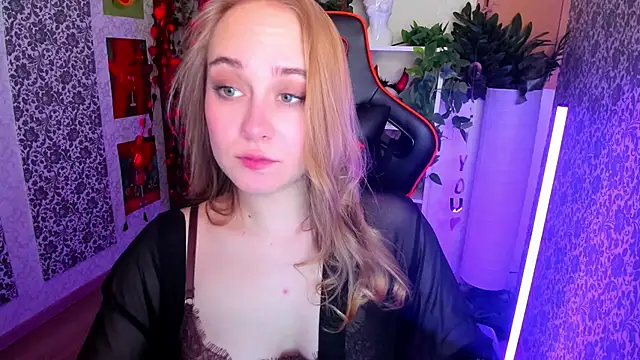 Snapshot of LianaBright chatting on 02-19-26, 02:19 LianaBright online show from 02-19-26, 02:19