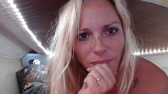 Snapshot of Doucelouve9 chatting on 07-16-26, 04:59 Doucelouve9 online show from 07-16-26, 04:59