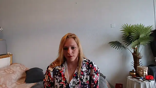 Snapshot of Doucelouve9 chatting on 02-21-25, 09:24 Doucelouve9 online show from 02-21-25, 09:24