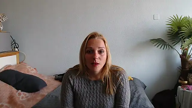 Snapshot of Doucelouve9 chatting on 03-12-25, 09:12 Doucelouve9 online show from 03-12-25, 09:12