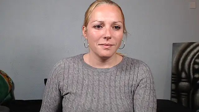 Snapshot of Doucelouve9 chatting on 01-14-26, 05:05 Doucelouve9 online show from 01-14-26, 05:05