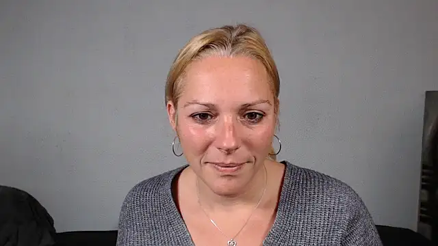 Snapshot of Doucelouve9 chatting on 12-18-25, 05:17 Doucelouve9 online show from 12-18-25, 05:17