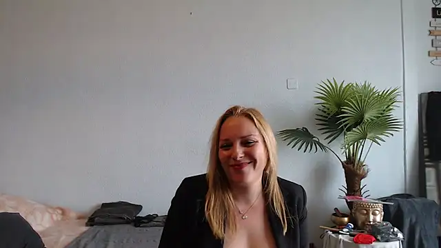 Snapshot of Doucelouve9 chatting on 02-19-25, 01:17 Doucelouve9 online show from 02-19-25, 01:17