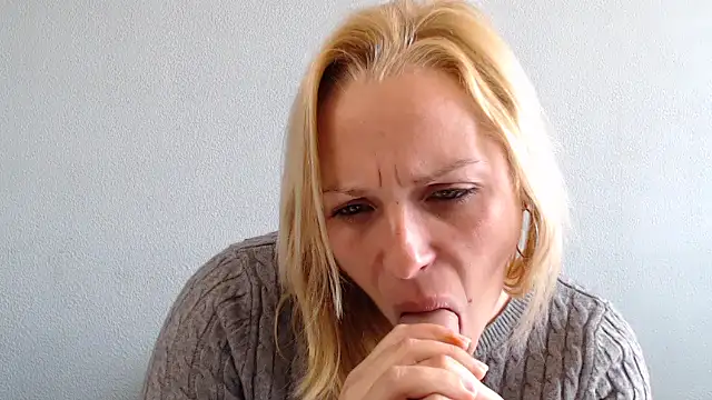 Snapshot of Doucelouve9 chatting on 02-14-26, 02:06 Doucelouve9 online show from 02-14-26, 02:06