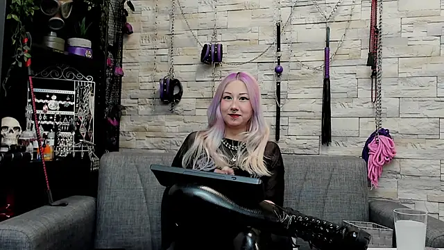 Snapshot of CruelMistress chatting on 04-25-26, 11:57 CruelMistress online show from 04-25-26, 11:57