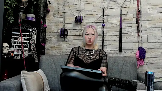 Snapshot of CruelMistress chatting on 05-07-26, 12:48 CruelMistress online show from 05-07-26, 12:48
