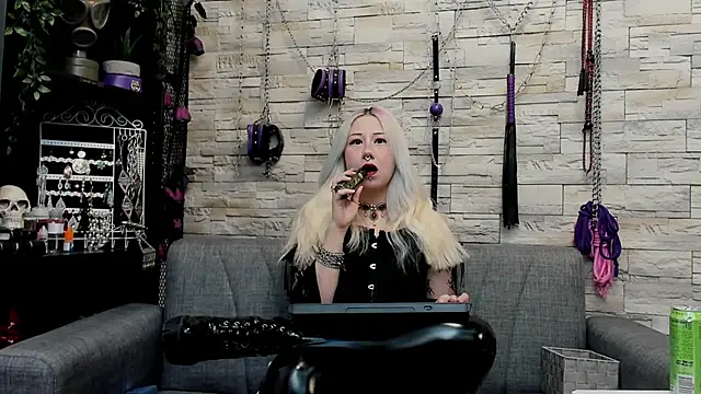 Snapshot of CruelMistress chatting on 05-10-26, 12:47 CruelMistress online show from 05-10-26, 12:47