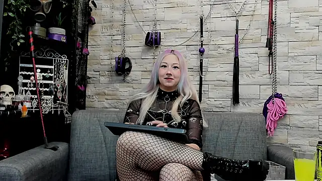Snapshot of CruelMistress chatting on 04-29-26, 12:04 CruelMistress online show from 04-29-26, 12:04
