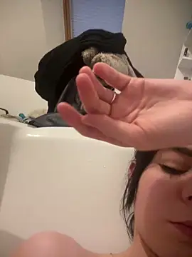 Petite moi online show from 04-04-26, 06:47