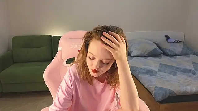 Snapshot of Eveleen_Soleen chatting on 10-08-25, 12:39 Eveleen Soleen online show from 10-08-25, 12:39