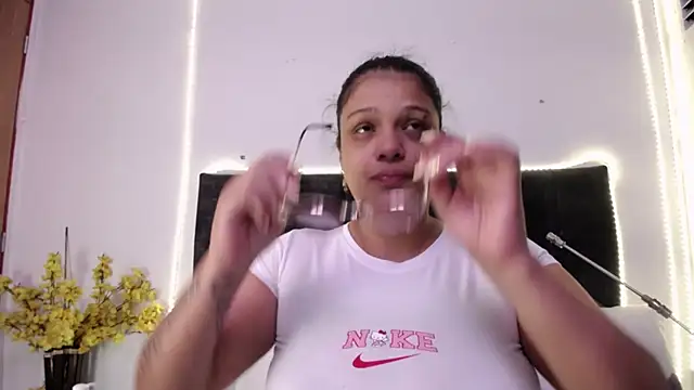 Snapshot of Nicol_Love0 chatting on 05-09-26, 11:24 Nicol Love0 online show from 05-09-26, 11:24