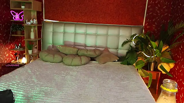 AuroraAksnesss online show from 02-10-25, 01:44