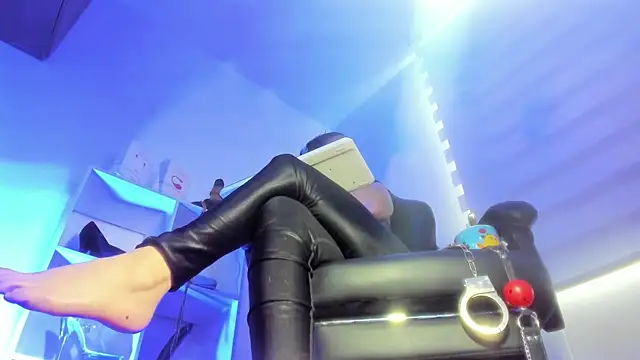 charlotte joliedart online show from 11-18-25, 07:50