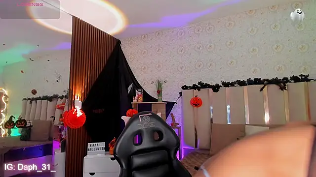 Daphnne tay online show from 10-28-25, 03:29