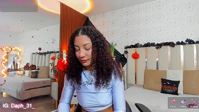 Daphnne tay online show from 10-20-25, 03:30