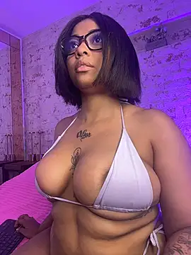 Snapshot of pamela_west chatting on 12-16-25, 07:40 pamela west online show from 12-16-25, 07:40