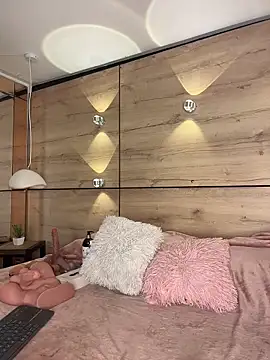 Snapshot of pamela_west chatting on 11-24-25, 07:25 pamela west online show from 11-24-25, 07:25