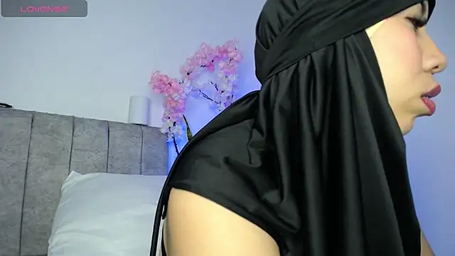 Snapshot of Sweet_hot_mia chatting on 07-12-26, 07:04 Sweet hot mia online show from 07-12-26, 07:04