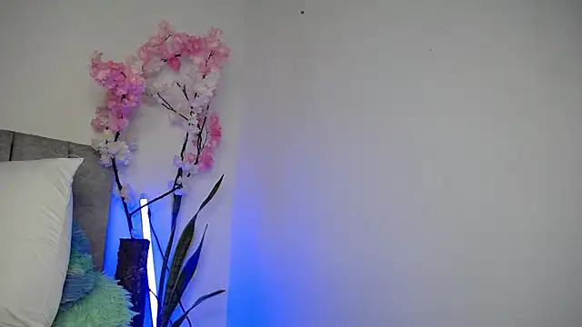 Snapshot of Sweet_hot_mia chatting on 06-12-26, 02:59 Sweet hot mia online show from 06-12-26, 02:59