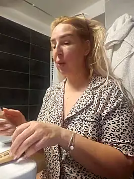 Snapshot of MariaRichi_ chatting on 03-23-25, 07:42 MariaRichi online show from 03-23-25, 07:42