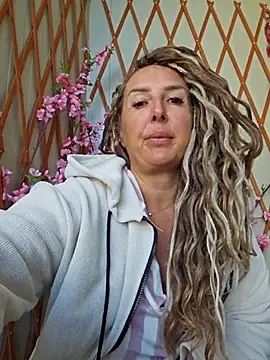 Snapshot of MariaRichi_ chatting on 10-06-25, 06:25 MariaRichi online show from 10-06-25, 06:25