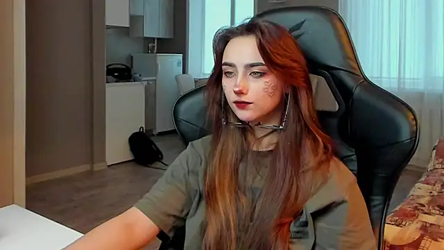 Snapshot of SilverDream chatting on 02-09-25, 04:57 SilverDream online show from 02-09-25, 04:57