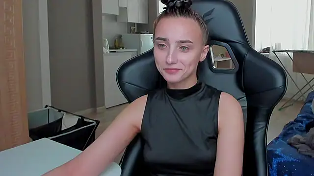 Snapshot of SilverDream chatting on 10-19-25, 11:35 SilverDream online show from 10-19-25, 11:35