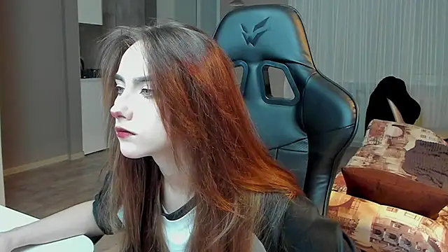 Snapshot of SilverDream chatting on 02-18-25, 09:31 SilverDream online show from 02-18-25, 09:31