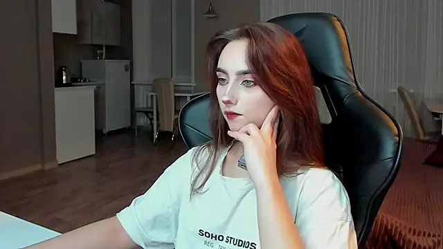 Snapshot of SilverDream chatting on 02-25-25, 01:52 SilverDream online show from 02-25-25, 01:52