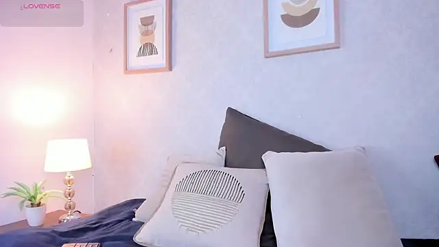 Snapshot of Caroline_dh chatting on 12-20-25, 11:35 Caroline dh online show from 12-20-25, 11:35