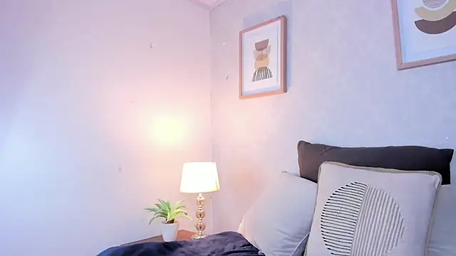 Snapshot of Caroline_dh chatting on 12-17-25, 11:37 Caroline dh online show from 12-17-25, 11:37