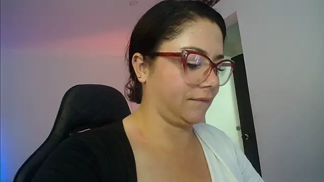 Snapshot of Madame_Shein_ chatting on 02-05-25, 04:03 Madame Shein  online show from 02-05-25, 04:03