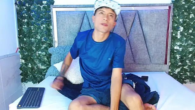 Snapshot of Edward_Milleer chatting on 12-14-24, 04:08 Edward Milleer online show from 12-14-24, 04:08