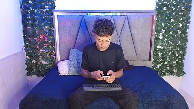 Snapshot of Edward_Milleer chatting on 12-13-24, 02:38 Edward Milleer online show from 12-13-24, 02:38