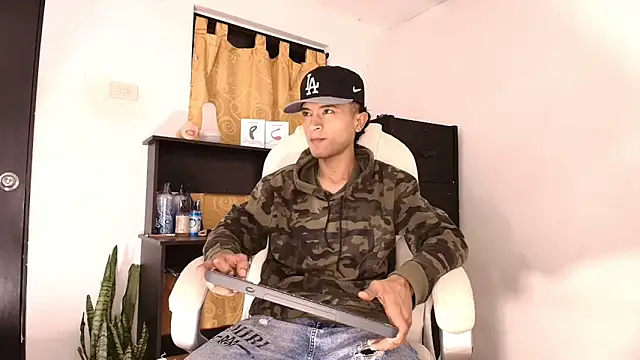 Snapshot of Edward_Milleer chatting on 10-17-25, 11:56 Edward Milleer online show from 10-17-25, 11:56