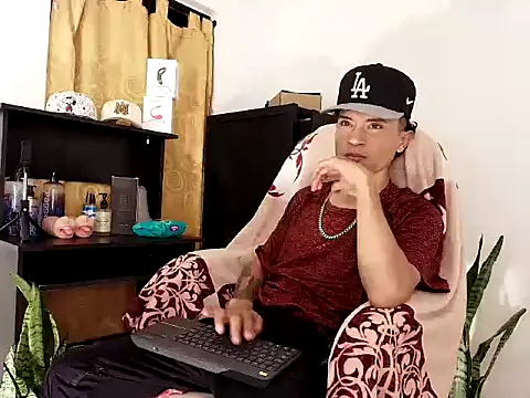 Snapshot of Edward_Milleer chatting on 10-26-25, 03:40 Edward Milleer online show from 10-26-25, 03:40