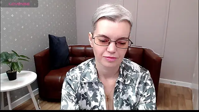 Cutie Erikaa1 online show from 12-18-25, 02:16